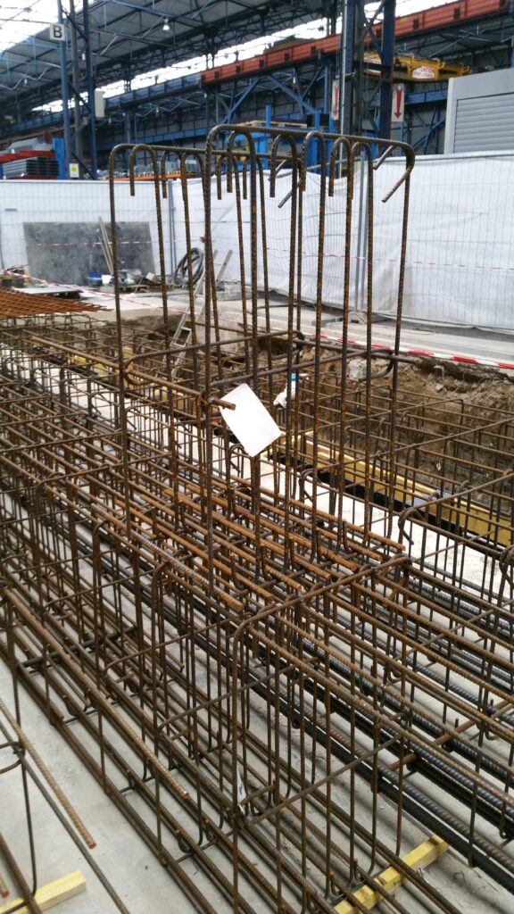 Ferraillage d'une structure en béton sous une plieuse 