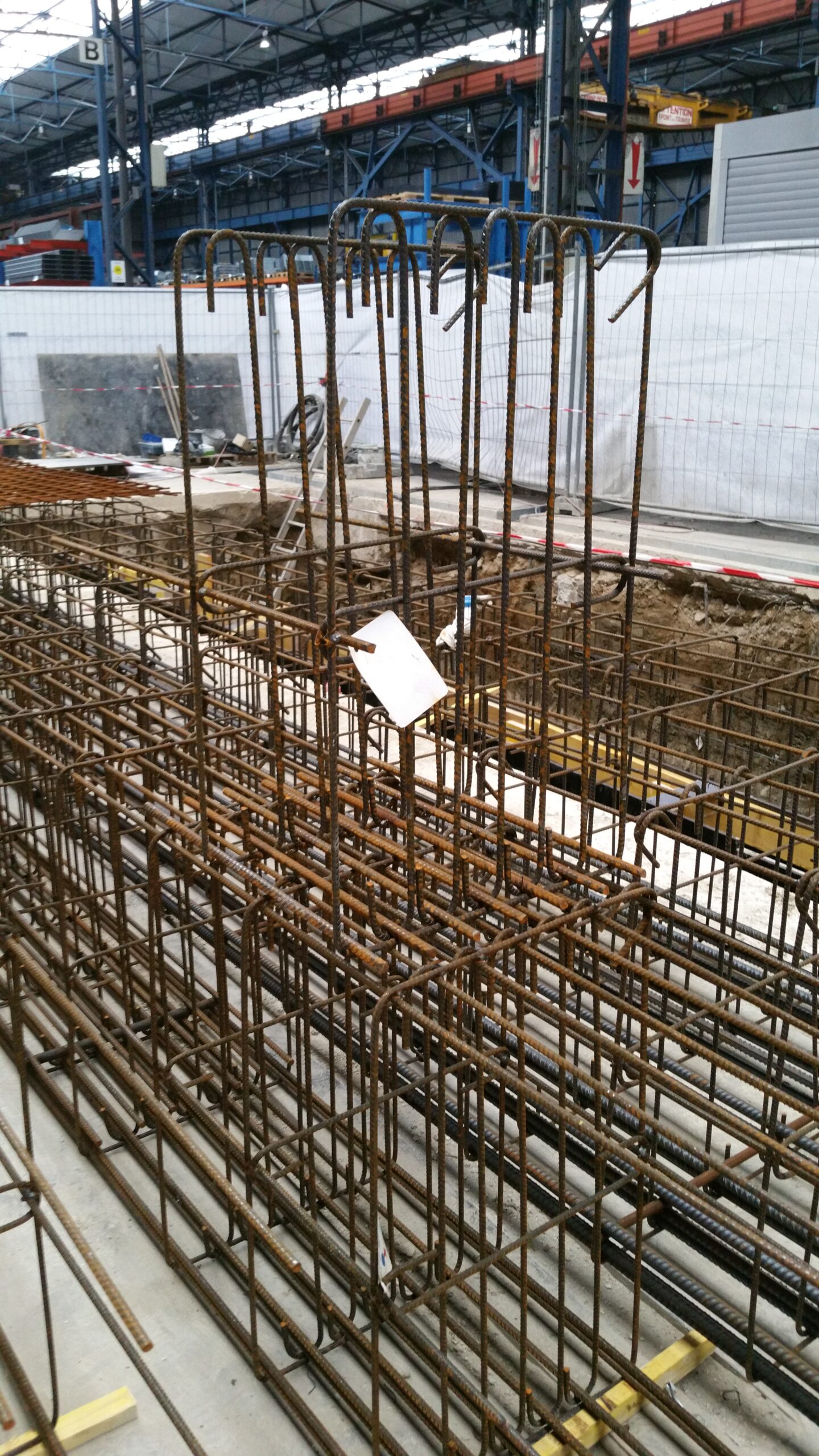 Ferraillage d'une structure en béton sous une plieuse 