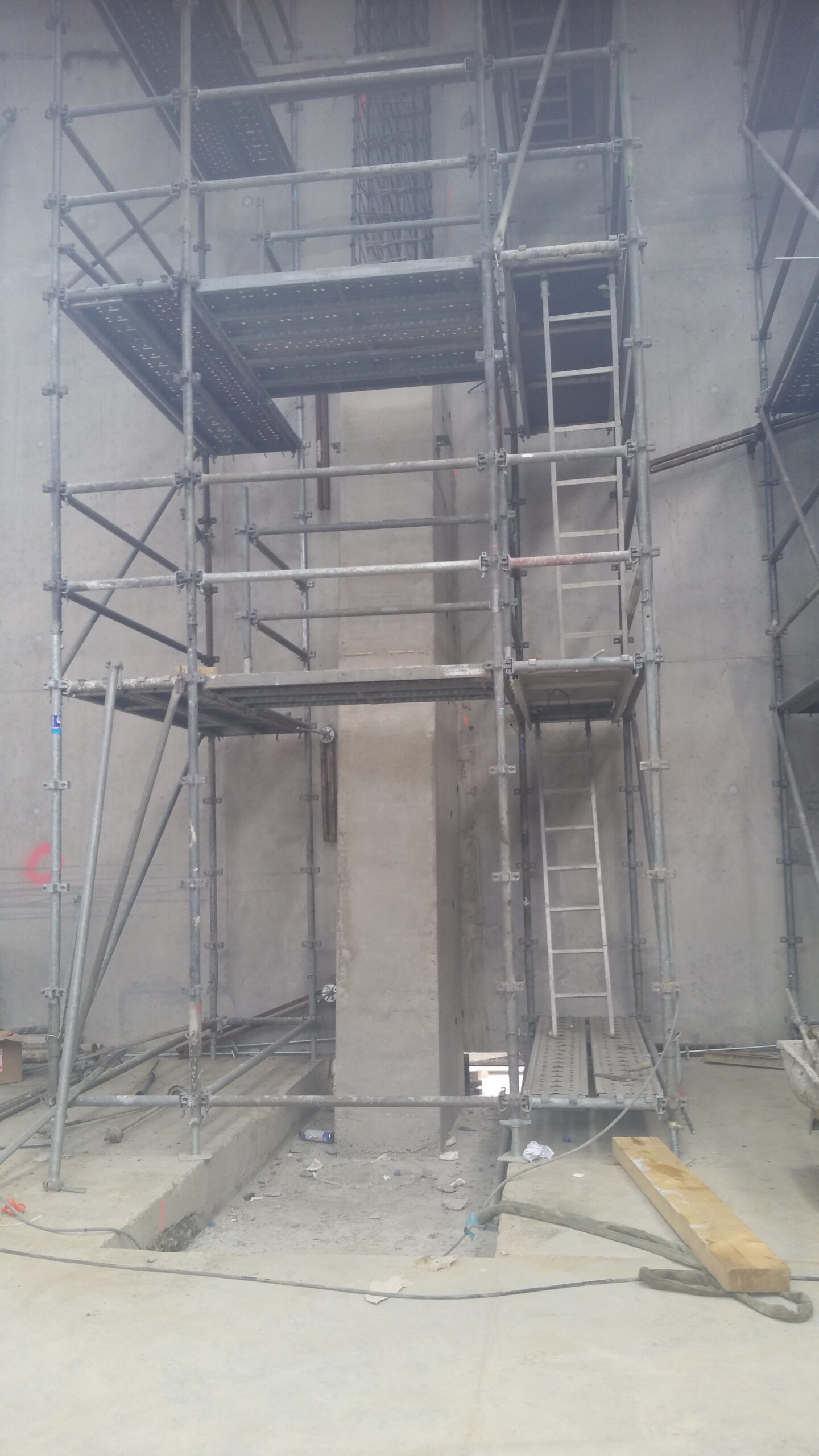 Photo d'un échafaudage sur le chantier 